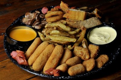 Picada artesanal para eventos: pizzetas, empanadas, salchichitas y mini tortillas