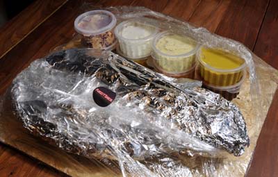Pata de pernil de ternera lista para servir con variedad de salsas