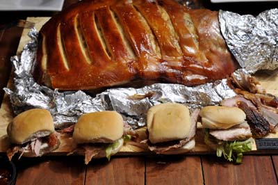 Pata de pernil lista para servir con variedad de salsas